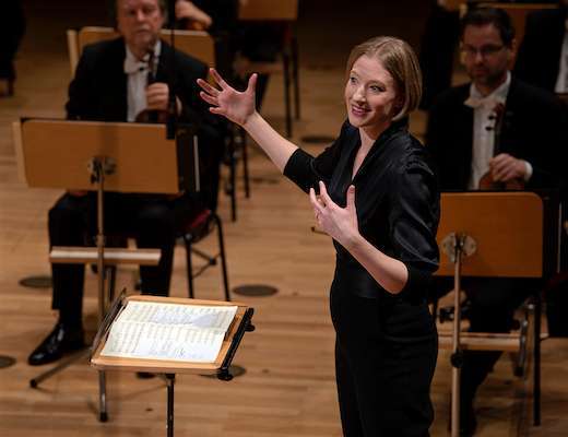 Joana Mallwitz introduces Schubert's C major at the Konzerthaus © Martin Walz