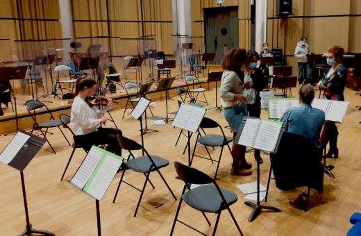 Les musiciens se préparent, devant une forêt de plexiglas... © Pierre Liscia