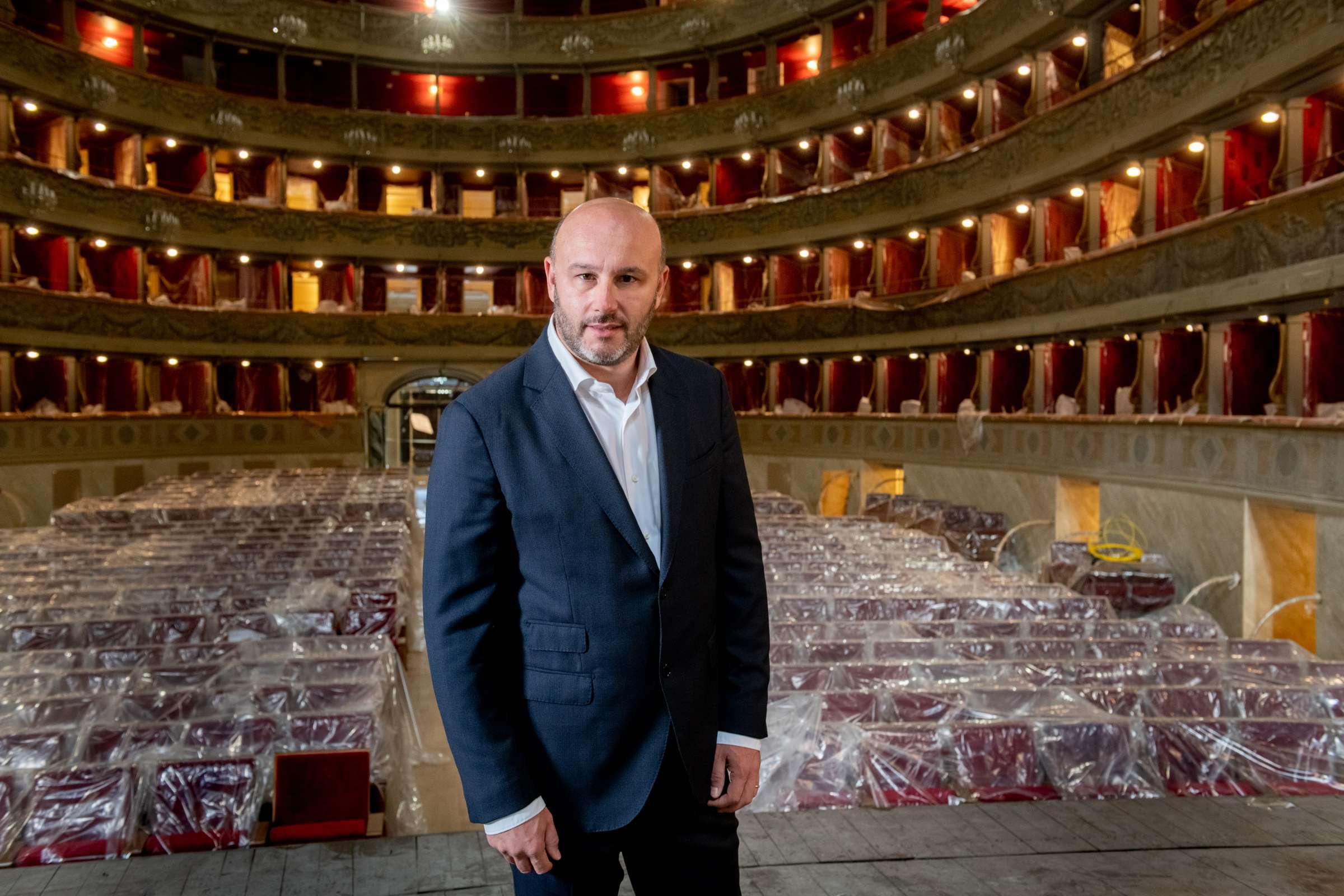 Riccardo Frizza in the empty Teatro Donizetti © Gianfranco Rota