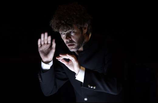 Maestro Pablo Heras-Casado conducts the orchestra of the Teatro Real © Javier del Real | Teatro Real