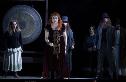 Yolanda Auyanet en el rol titular de <i>Norma</i> y coro con máscaras © Javier del Real | Teatro Real