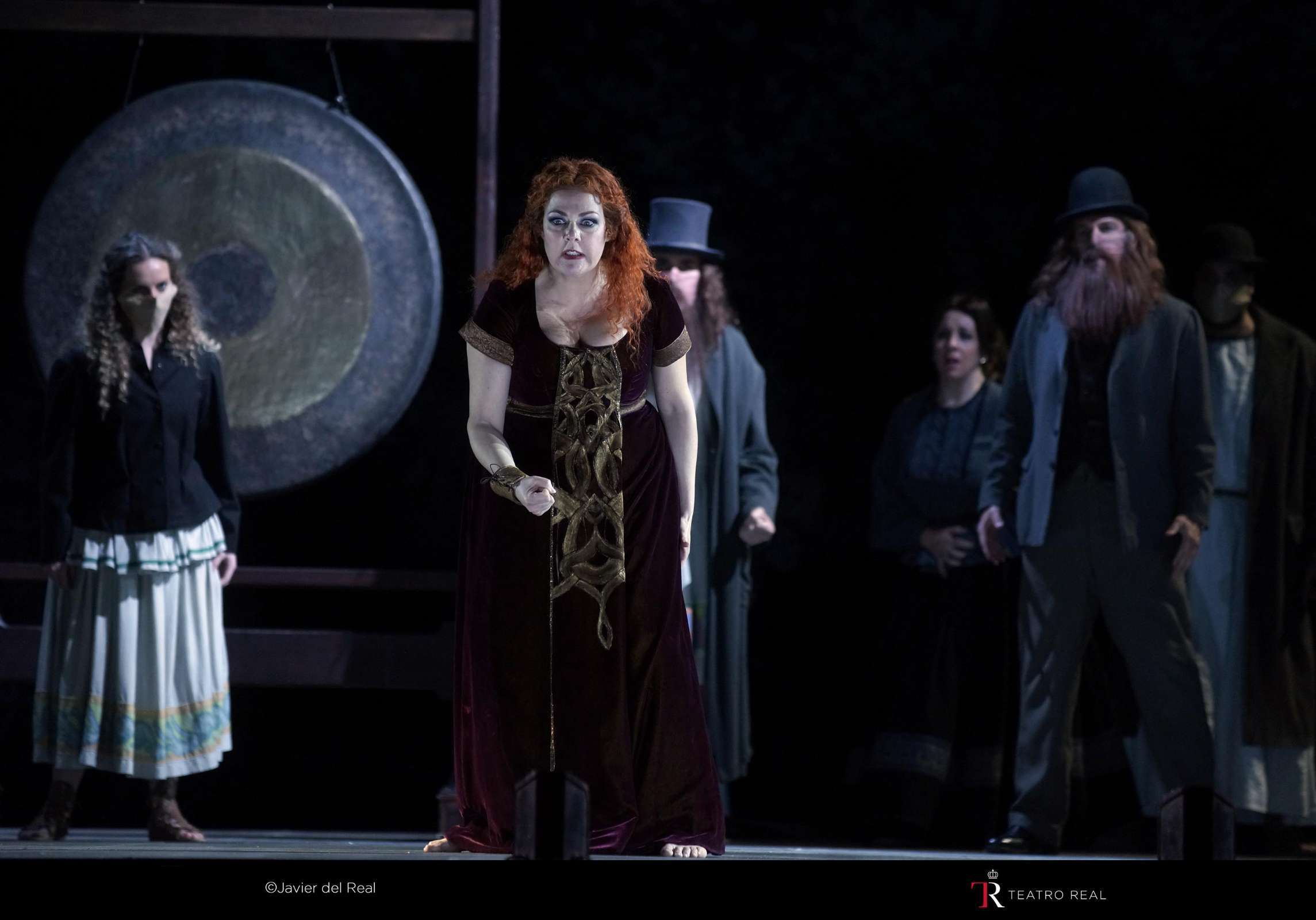 Yolanda Auyanet en el rol titular de <i>Norma</i> y coro con máscaras © Javier del Real | Teatro Real