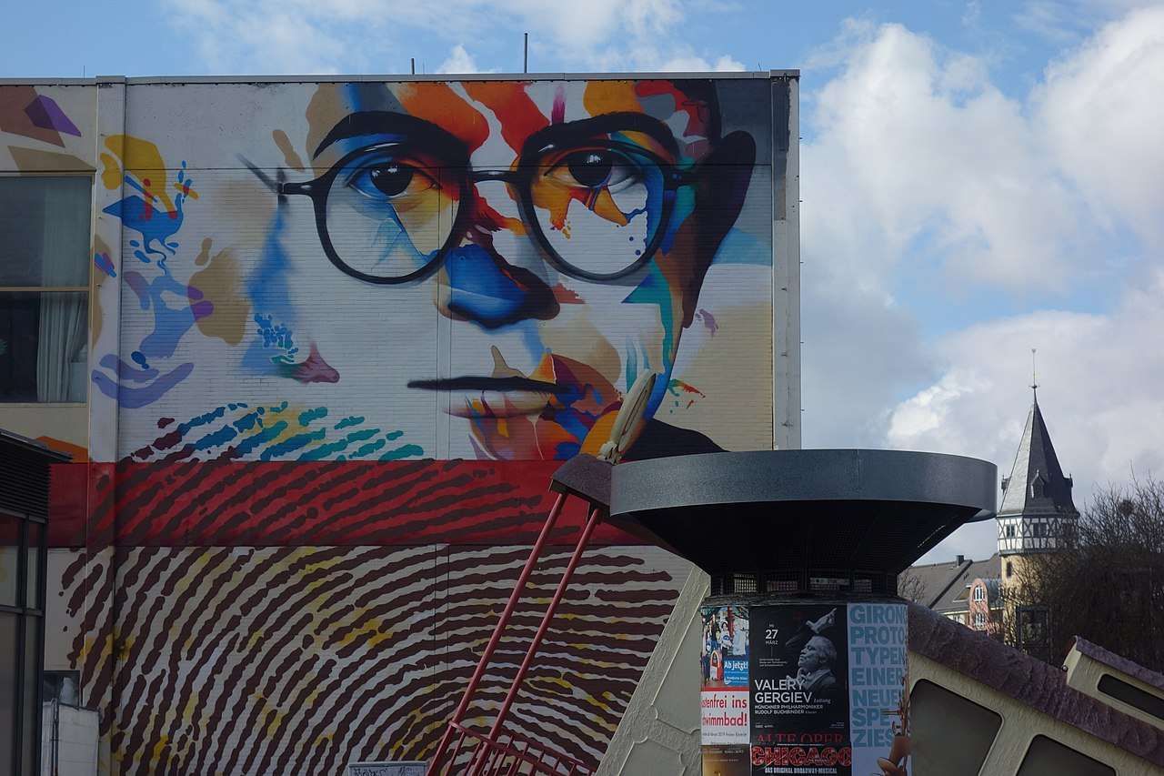 Mural de Theodor W. Adorno por Justus Becker y Oğuz Şen en Fráncfort © Vysotsky | Wikimedia Commons