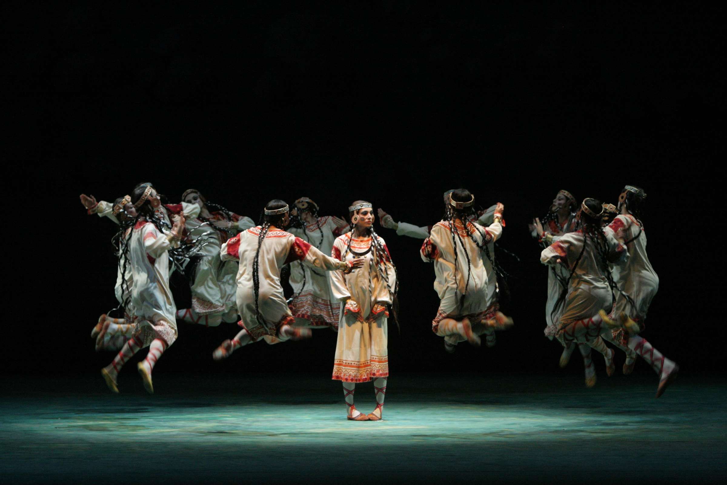 Reconstrucción de Millicent Hodson de <i>Le Sacre du printemps</i> en el Teatro Mariinsky &copy; Natasha Razina | State Academic Mariinsky Theatre