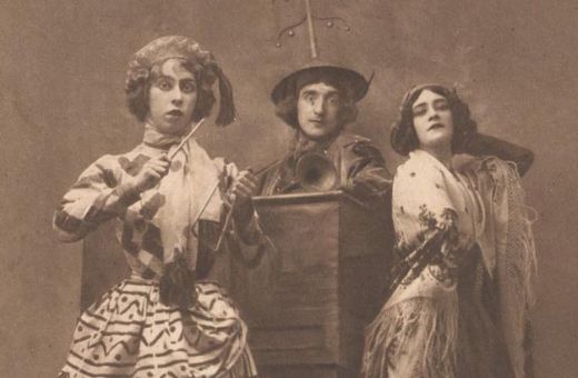 Bronislava Nijinska, Michel Fokine y Ludmila Schollar en <i>Petrushka</i> &copy; Public Domain