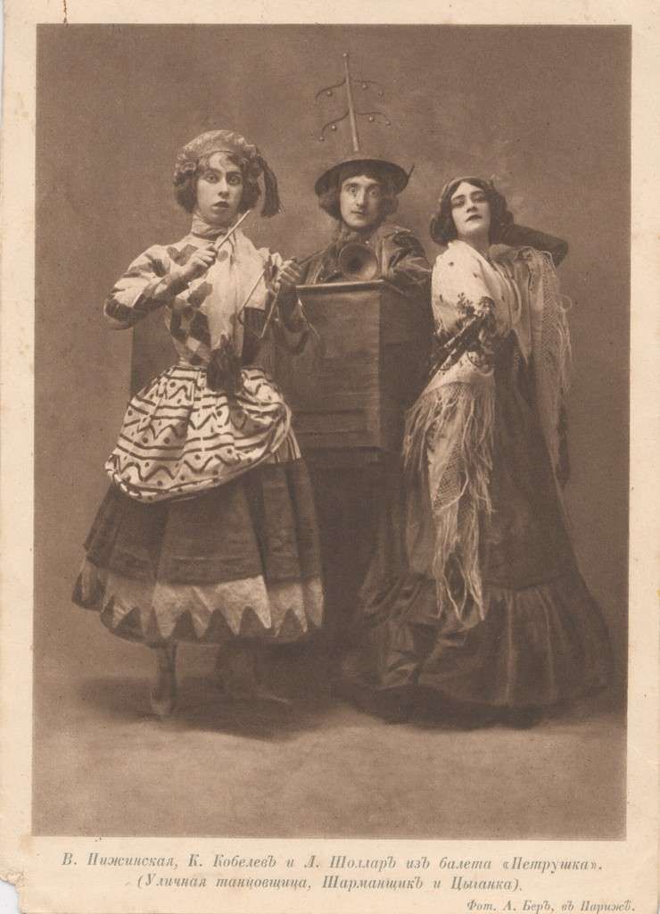 Bronislava Nijinska, Michel Fokine y Ludmila Schollar en <i>Petrushka</i> &copy; Public Domain
