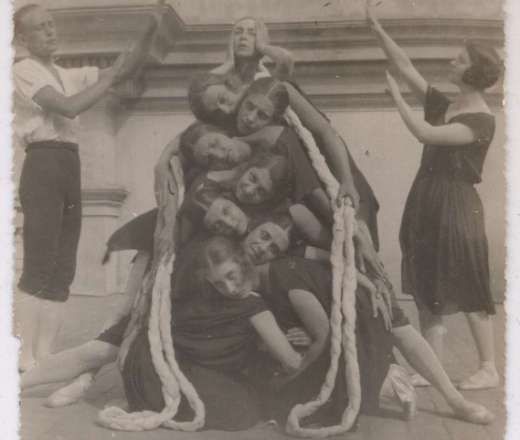 Ensayo para <i>Les noces</i> en Montecarlo en 1923 con Bronislava Nijinska &copy; Public Domain