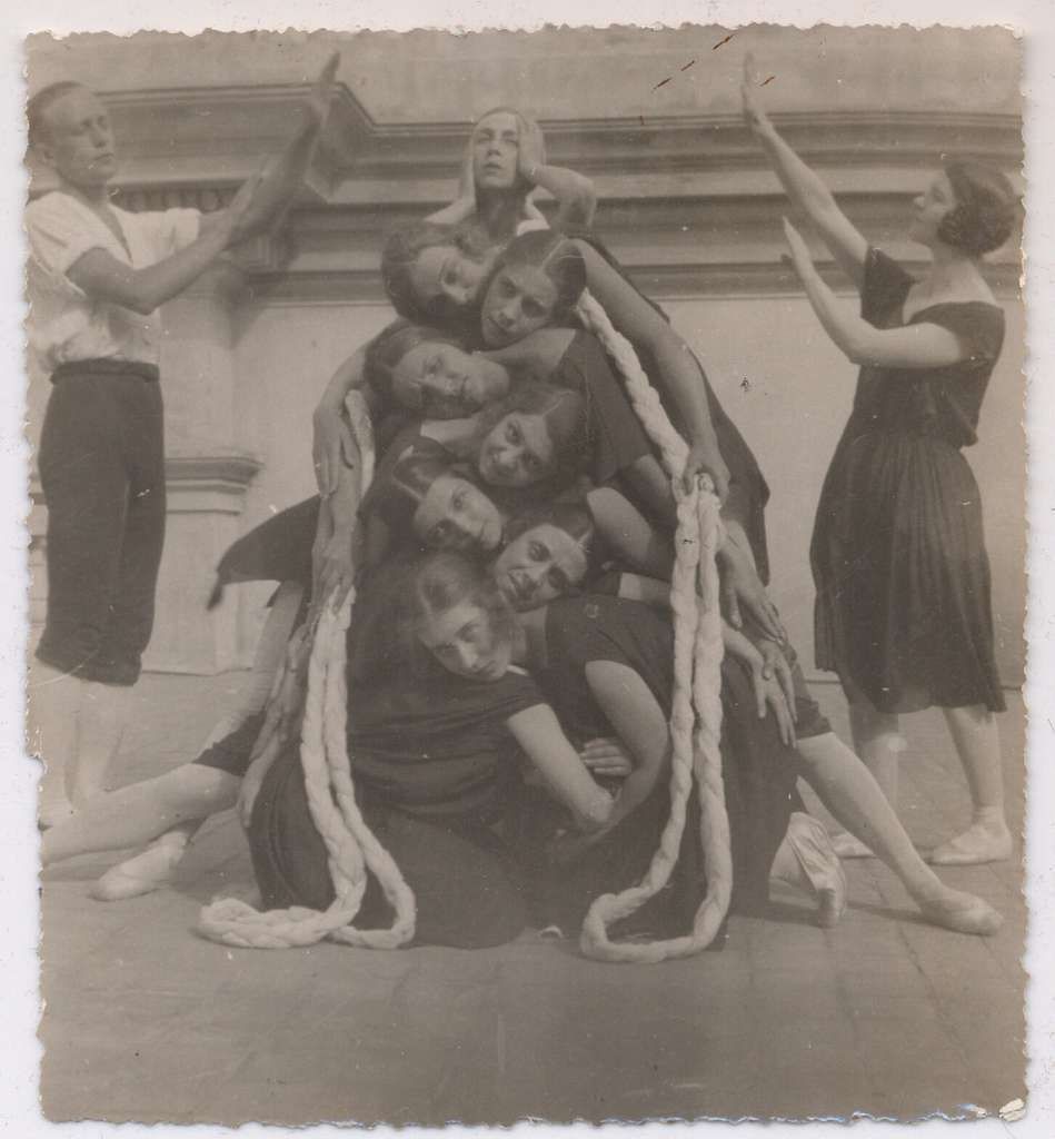 Ensayo para <i>Les noces</i> en Montecarlo en 1923 con Bronislava Nijinska &copy; Public Domain