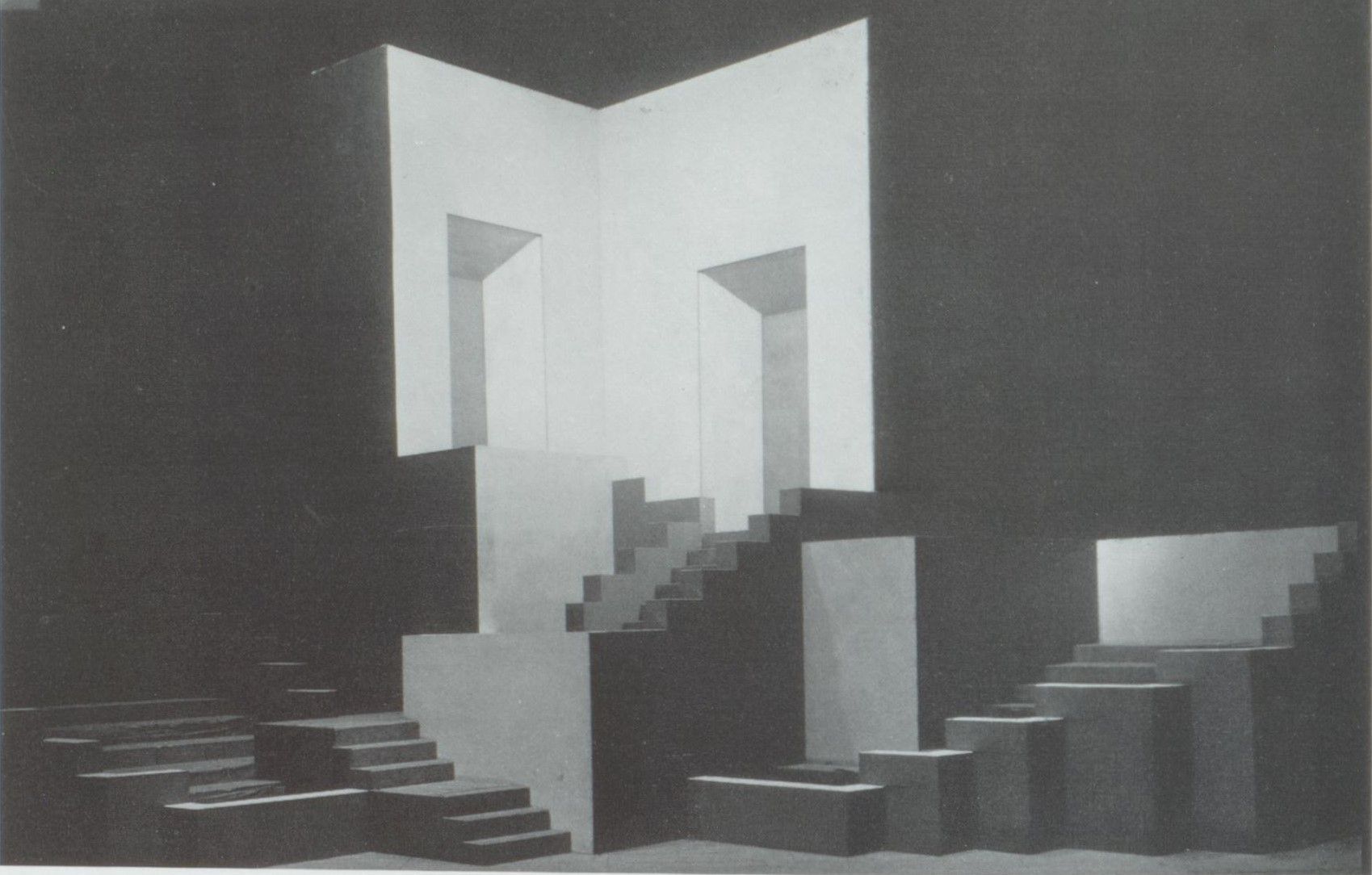 Ewald Dühlberg's set for Igor Stravinsky's <i>Oedipus Rex</i> (1928) © Public domain