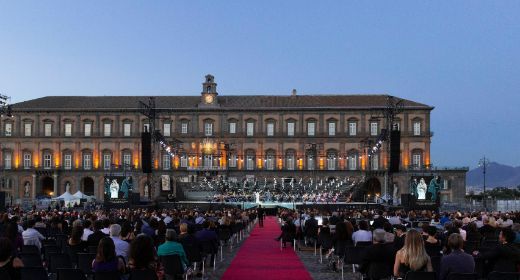 Th&eacute;&acirc;tre de San Carlo et la Piazza del Plebiscito &copy; Teatro di San Carlo