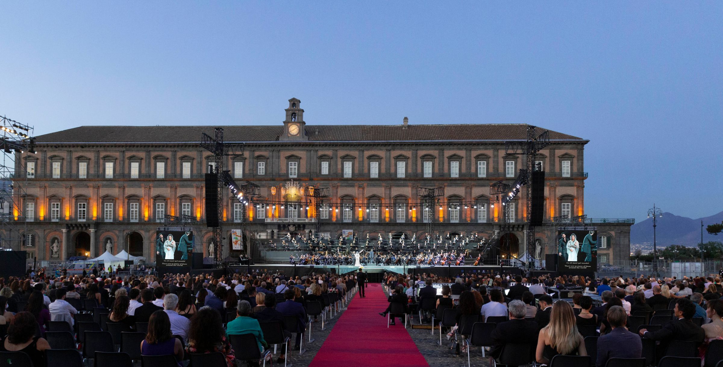 Théâtre de San Carlo et la Piazza del Plebiscito &copy; Teatro di San Carlo