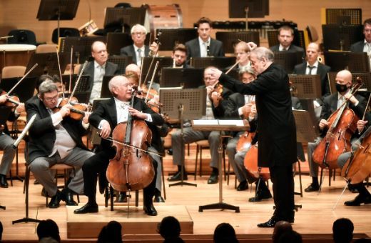 Tsuyoshi Tsutsumi with Valery Gergiev and the Wiener Philharmonker © Suntory Hall