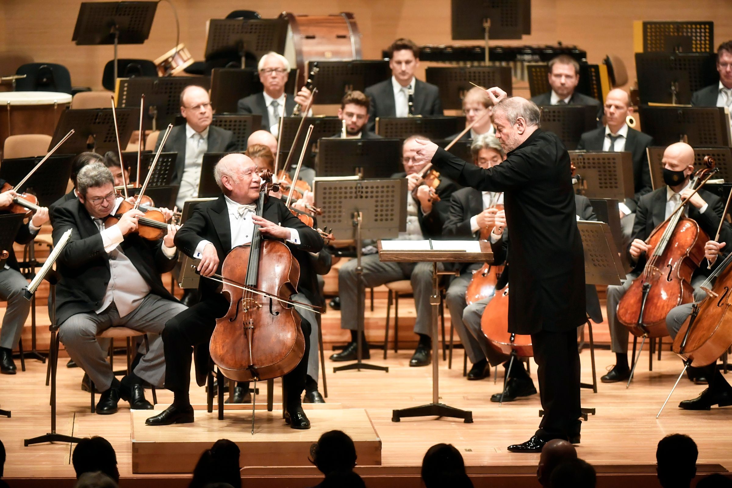 Tsuyoshi Tsutsumi with Valery Gergiev and the Wiener Philharmonker © Suntory Hall