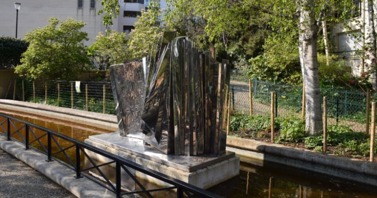 The B&eacute;la Bart&oacute;k fountain in Square Henri Collet, Paris &copy; Tristan Labouret