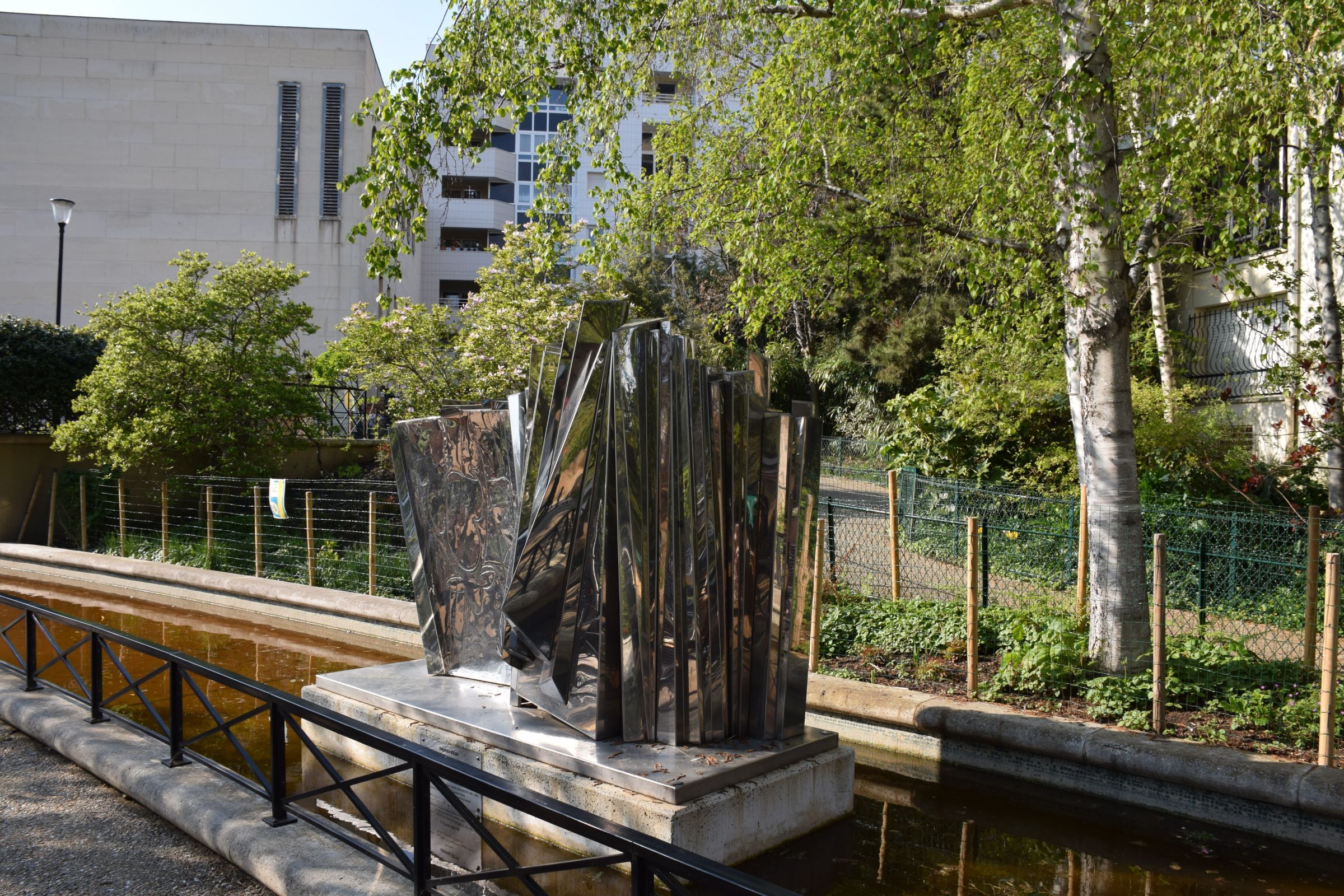 The Béla Bartók fountain in Square Henri Collet, Paris &copy; Tristan Labouret
