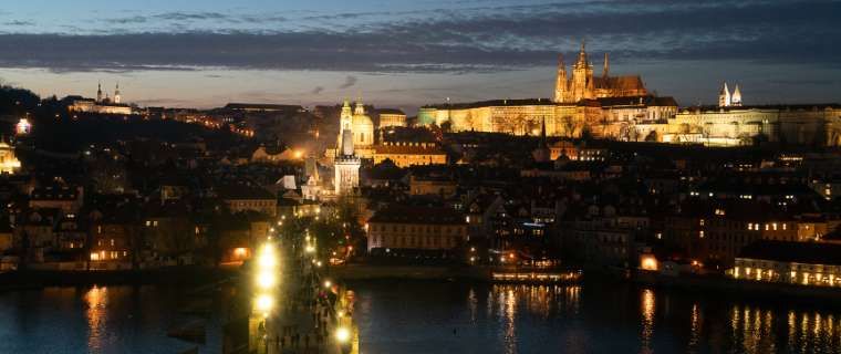 El Puente de Carlos y el Castillo de Praga al anochecer © David Karlin | Bachtrack Ltd
