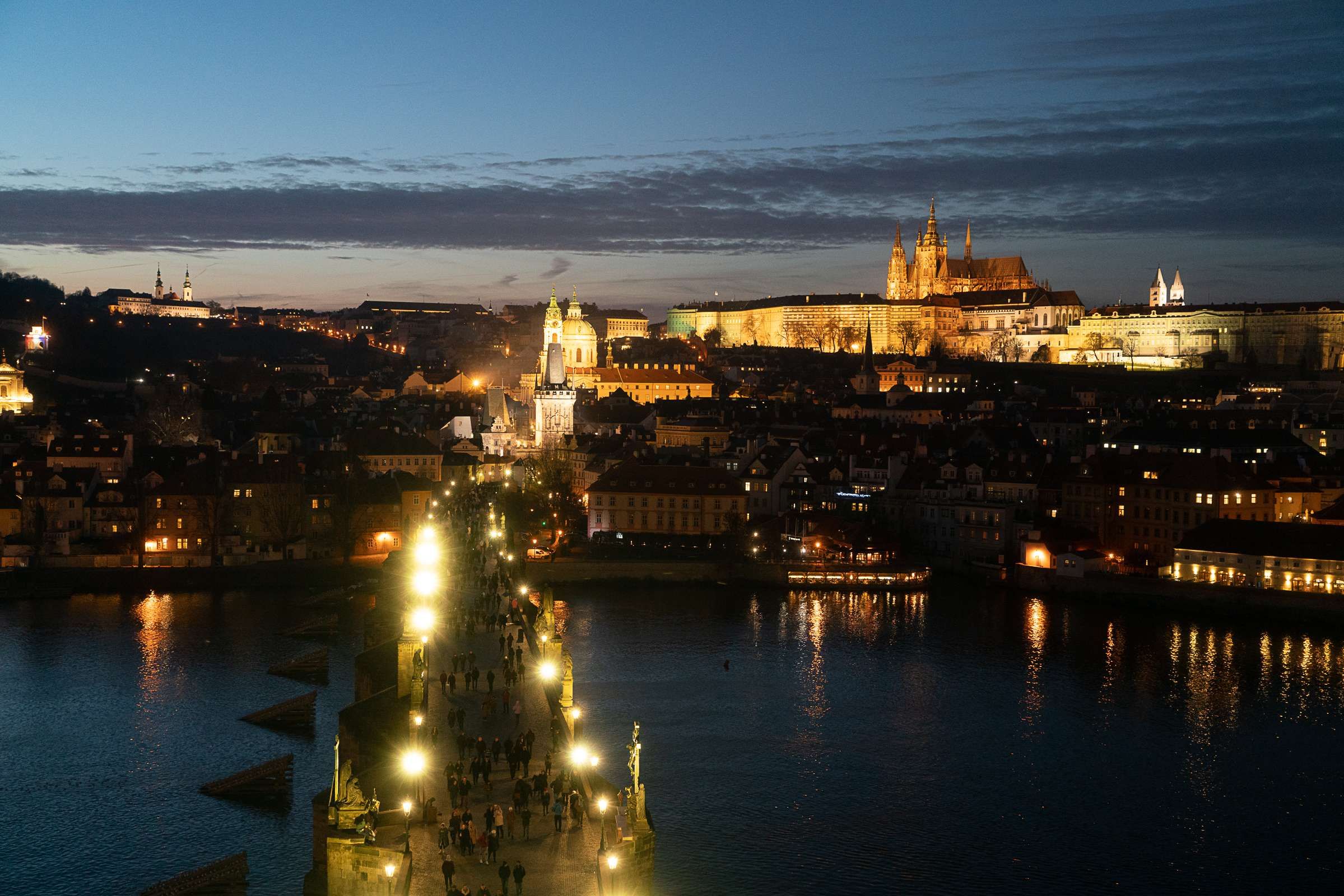 El Puente de Carlos y el Castillo de Praga al anochecer © David Karlin | Bachtrack Ltd