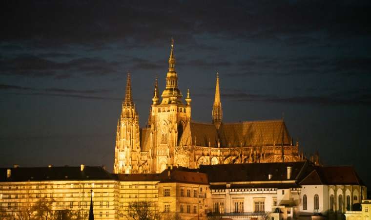 La cath&eacute;drale Saint-Guy dans le Ch&acirc;teau de Prague, depuis la Tour du Pont de la Vieille ville &copy; David Karlin | Bachtrack Ltd