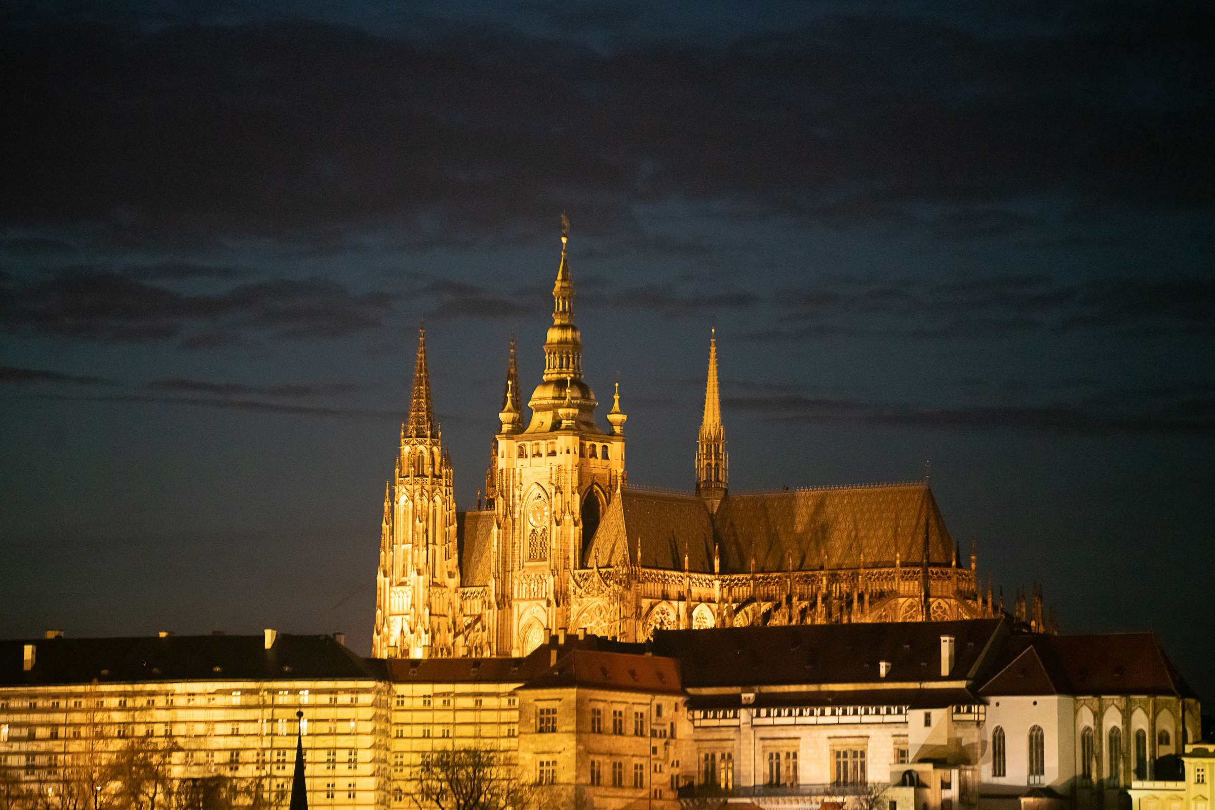 La cathédrale Saint-Guy dans le Château de Prague, depuis la Tour du Pont de la Vieille ville &copy; David Karlin | Bachtrack Ltd