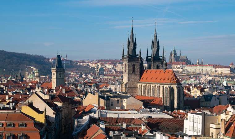Vers la Place de la Vieille ville et le Ch&acirc;teau de Prague, depuis la Tour poudri&egrave;re &copy; David Karlin | Bachtrack Ltd