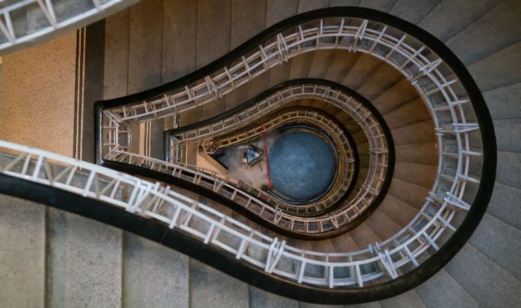 Maison de la Vierge noire : escalier de l'ampoule &copy; David Karlin | Bachtrack Ltd