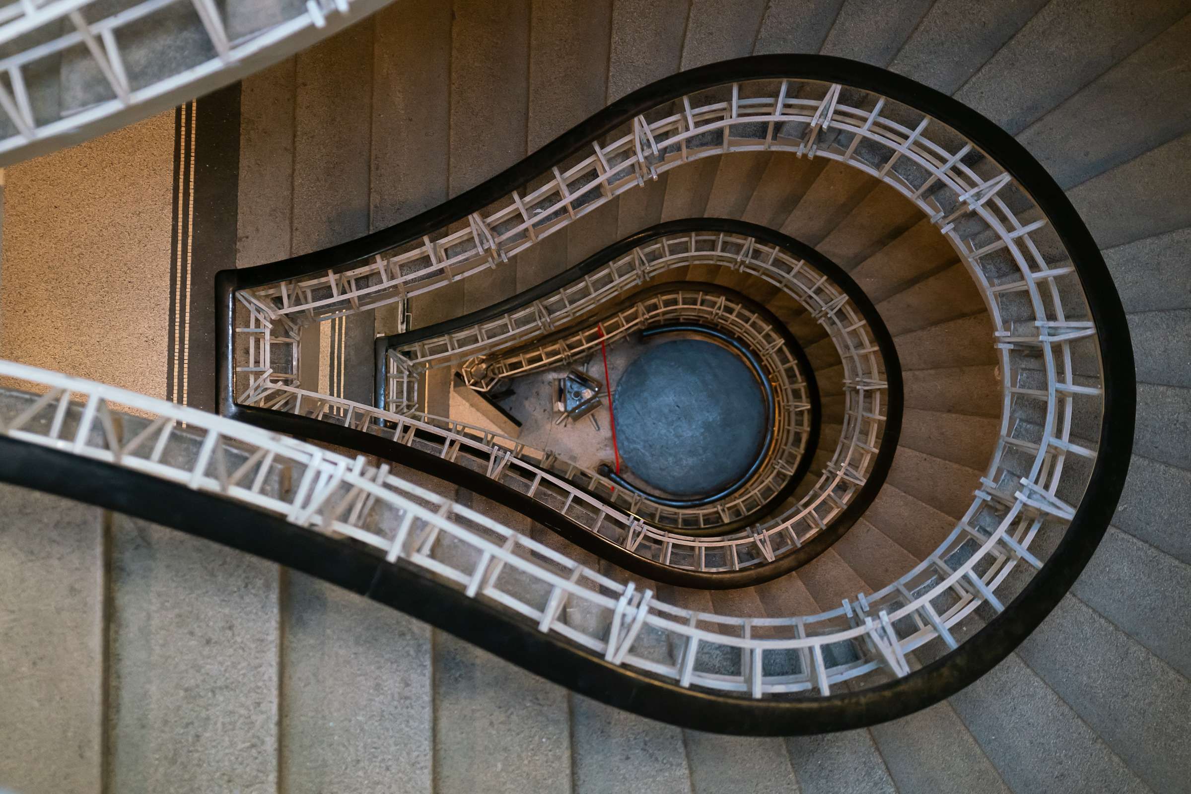 Maison de la Vierge noire : escalier de l'ampoule &copy; David Karlin | Bachtrack Ltd