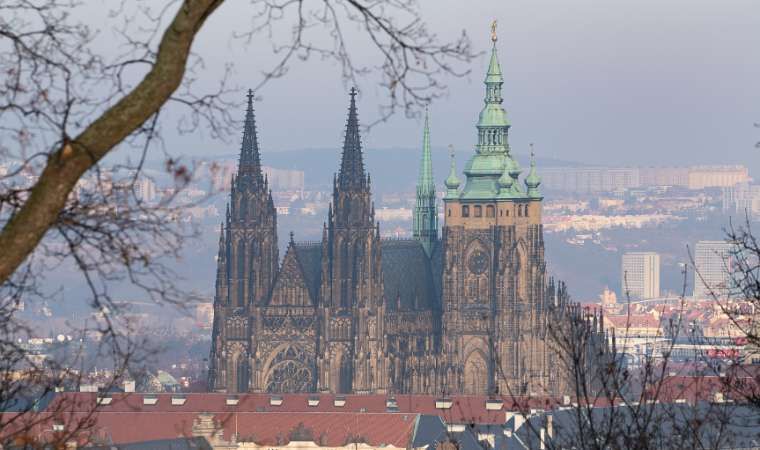 La cath&eacute;drale Saint-Guy dans le Ch&acirc;teau de Prague, depuis le parc Petř&iacute;n &copy; David Karlin | Bachtrack Ltd