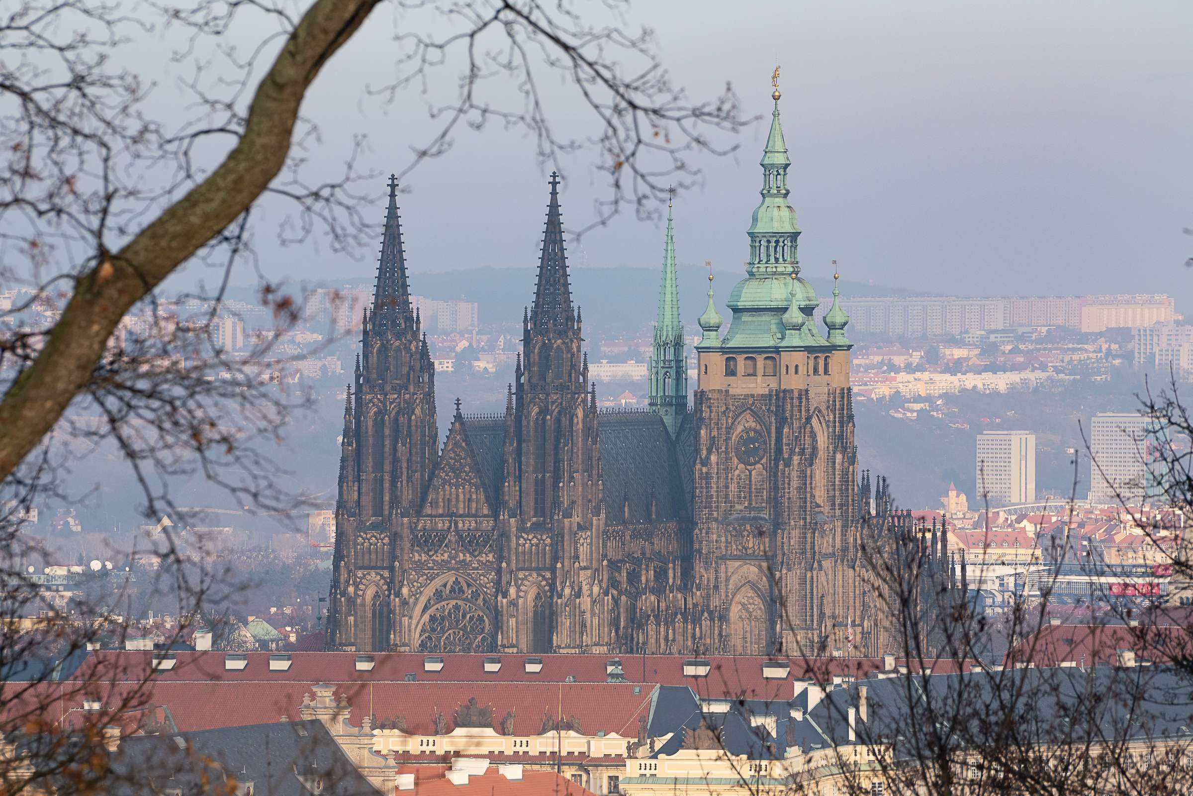 La cathédrale Saint-Guy dans le Château de Prague, depuis le parc Petřín &copy; David Karlin | Bachtrack Ltd