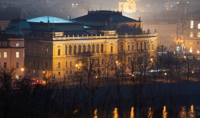 Le Rudolfinum, depuis le parc Letn&aacute; &copy; David Karlin | Bachtrack Ltd