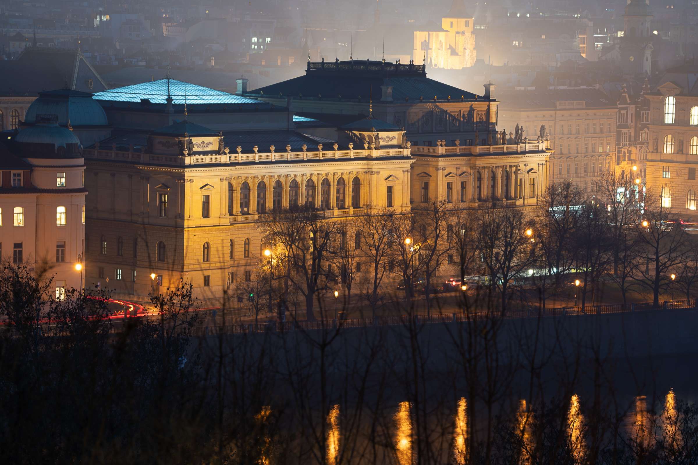 Le Rudolfinum, depuis le parc Letná &copy; David Karlin | Bachtrack Ltd