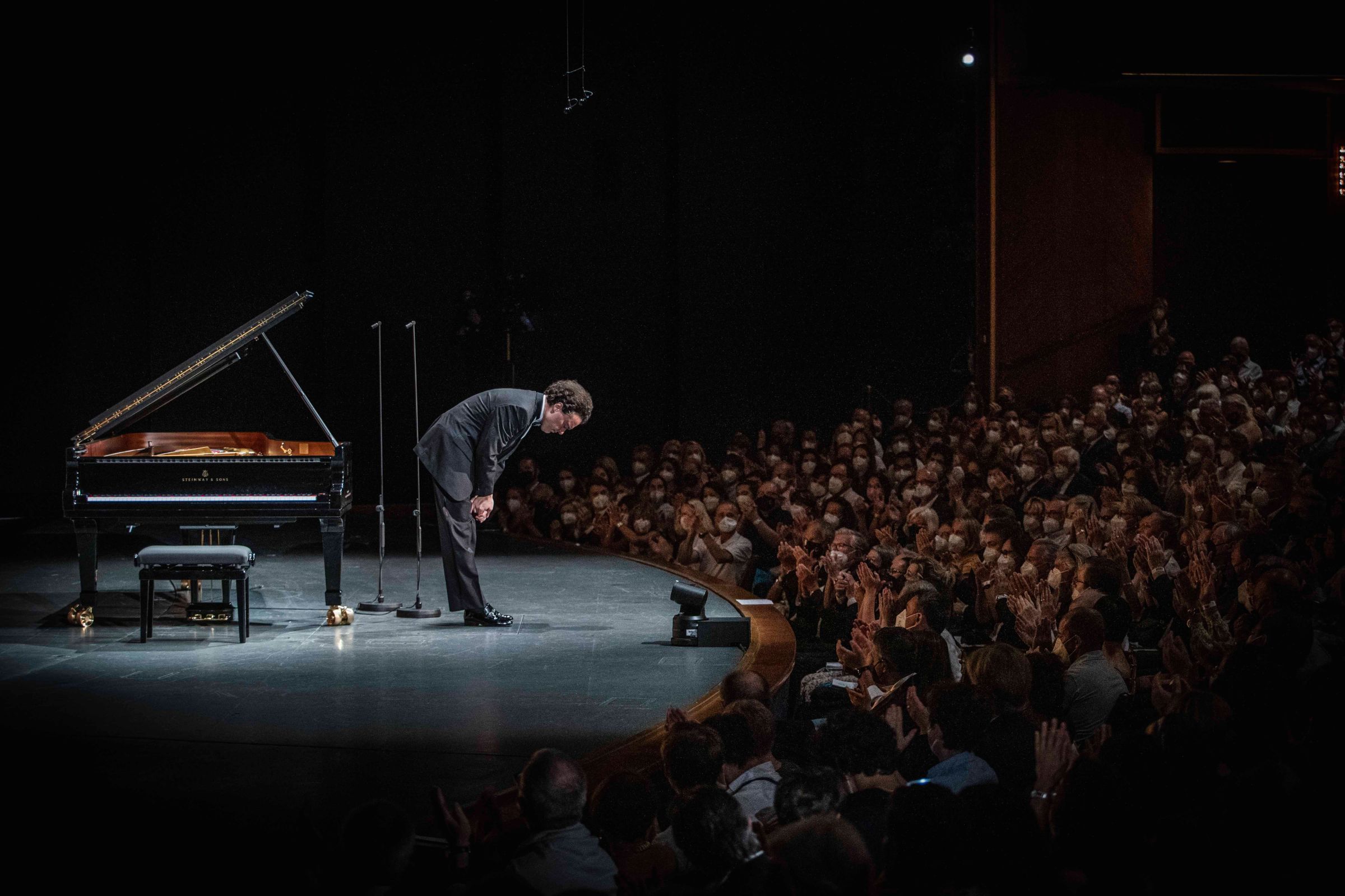 The masked Salzburg Festival audience greet Evgeny Kissin &copy; Salzburg Festival | Marco Borelli