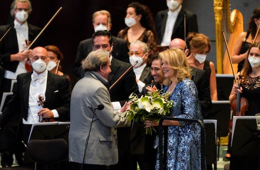 Festival director Rudolf Buchbinder presents flowers to Renée Fleming © Lukas Beck