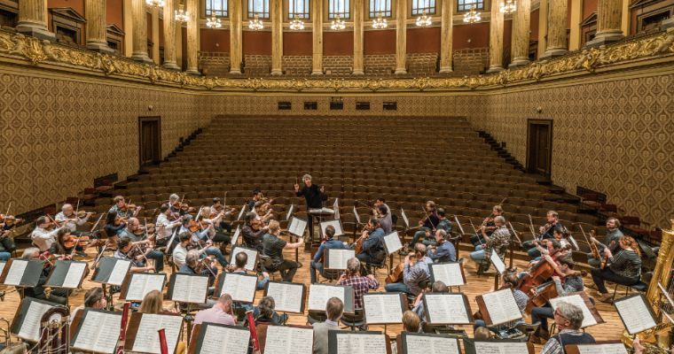 Semyon Bychkov rehearsing at the Rudolfinum with the Czech Philharmonic © Marco Borggreve