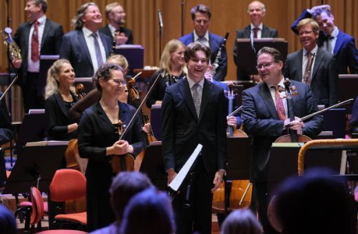Klaus Mäkelä au milieu des musiciens de l'Orchestre symphonique de la Radio suédoise &copy; Arne Hyckenberg