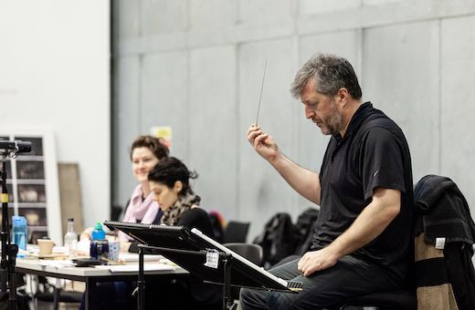 Thomas Ad&egrave;s in rehearsal at the Royal Opera House &copy; ROH | Lara Cappelli (2020)