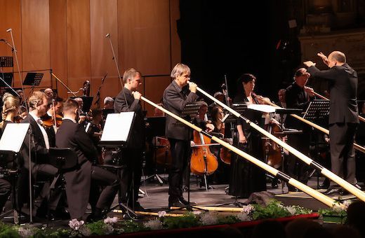 Roland Kluttig dirigiert das Hornroh Modern Alphorn Quartet und die Grazer Philharmoniker &copy; Oliver Wolf