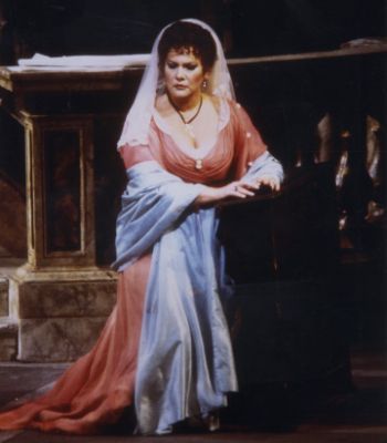 Éva Marton as <i>Tosca</i> at the Metropolitan Opera in New York © martoneva.hu