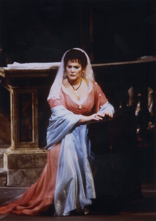 Éva Marton as <i>Tosca</i> at the Metropolitan Opera in New York © martoneva.hu