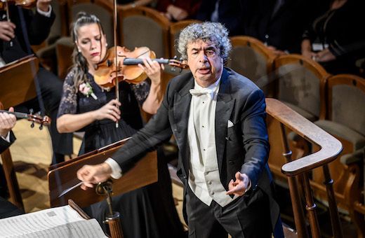 Semyon Bychkov conducts the Czech Philharmonic &copy; Petra Hajská
