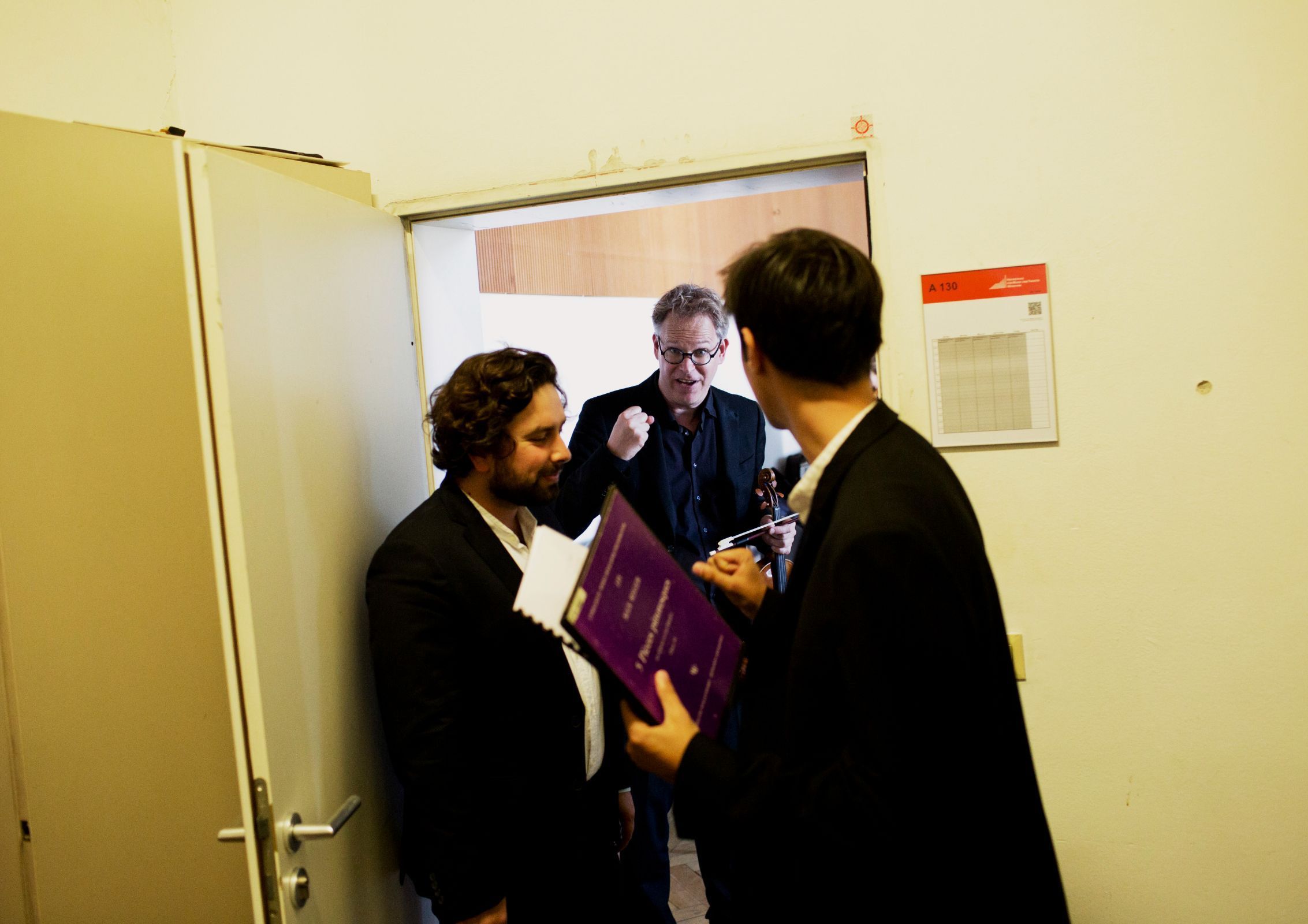 ARD Competition semi final: pep talk from Munich Chamber Orchestra's concertmaster Daniel Giglberger &copy; Daniel Delang