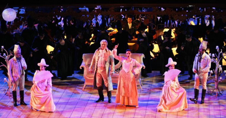 Hall Opera&reg; production of <i>Cos&igrave; fan tutte</i> which Luisotti conducted from the fortepiano &copy; Suntory Hall