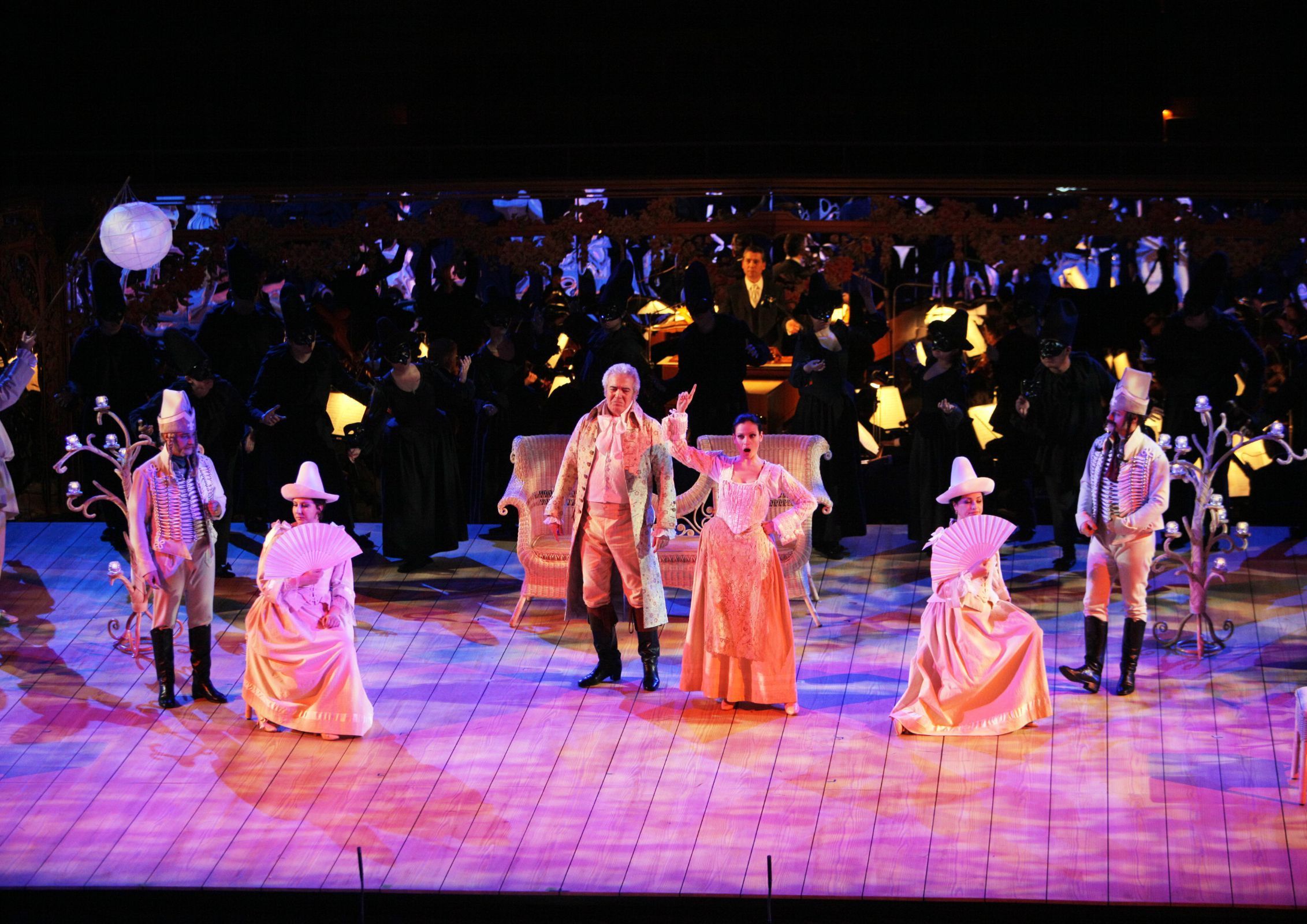 Hall Opera® production of <i>Così fan tutte</i> which Luisotti conducted from the fortepiano &copy; Suntory Hall