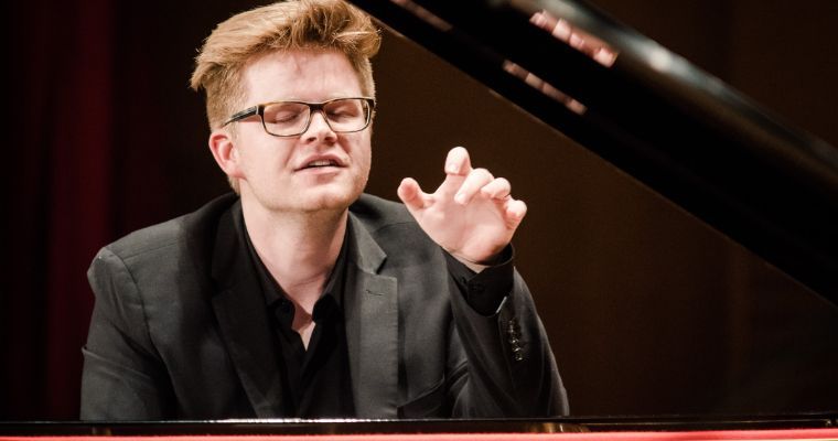 Carter Johnson performing at the Stanisław Moniuszko International Competition of Polish Music © Wojciech Grzędziński