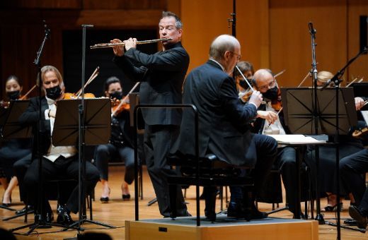 Emmanuel Pahud, Bernard Labadie et l'Orchestre Philharmonique de Monte-Carlo © Michael Alesi / Direction de la Communication