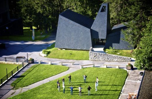 Une séance de qi gong pour jeunes musiciens lors d'une académie d'été, à Flaine © Cyril Ghestem