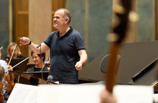 François-Xavier Roth in rehearsal © Astrid Ackermann