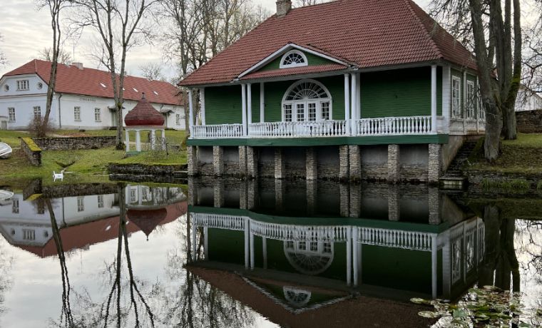 Vodka distillery (left) and outbuilding at Palmse Manor © Bachtrack Ltd | David Karlin