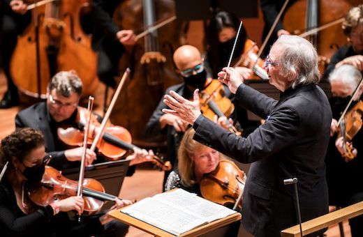 Michael Tilson Thomas conducts the New York Philharmonic © Chris Lee