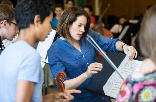 The Mexican conductor in a session with music students &copy; Nicolas Brodard