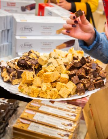 Tasting <i>torron</i> at a Christmas market © Turisme de Barcelona | Espe Pons